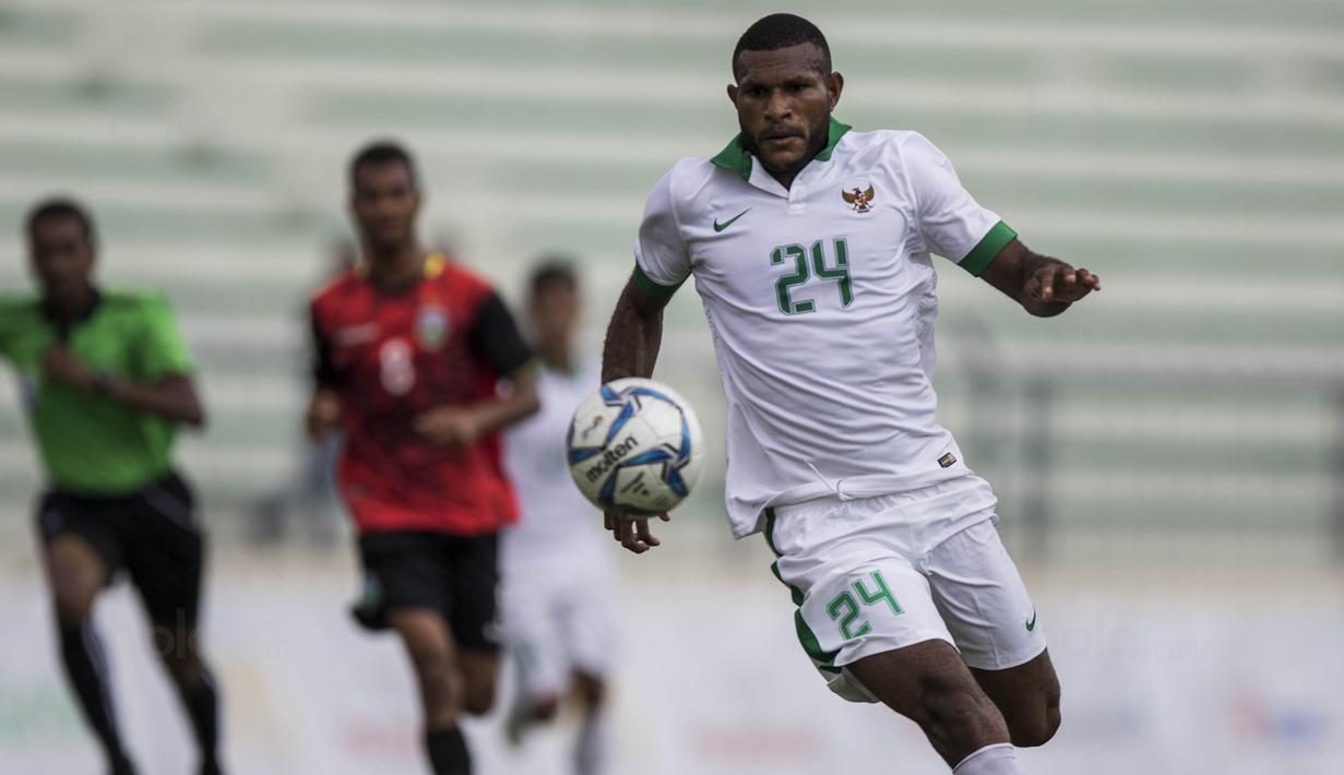 Striker Timnas Indonesia, Marinus Wanewar bermain apik dengan mencetak satu gol ke gawang Timor Leste pada laga SEA Games di Stadion MPS, Selangor, Minggu (20/8/2017). Marinus berpeluang menambah gol melawan Kamboja. (Bola.com/Vitalis Yogi Trisna)