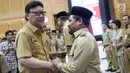 Mendagri, Tjahjo Kumolo (kiri) memberikan selamat kepada Plt Bupati Bener Meriah, Tgk. H. Sarkawi usai serah terima surat penugasan Pelaksana Tugas Gubernur Aceh dan Bupati Bener Meriah di Kemendagri Jakarta, Senin (9/7). (Liputan6.com/Herman Zakharia)