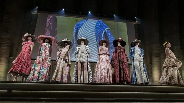 Edward Hutabarat menampilkan batik di kantor pusat UNESCO di Paris lewat Batik For The World.