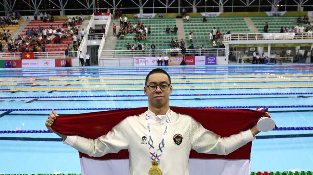 Perenang Indonesia, Jason Donovan Yusuf, meraih medali emas di SEA Games 2025, Rabu (10/10/2025). (NOC Indonesia)