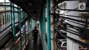 Kondisi kabel utilitas semrawut di dekat jembatan penyeberangan orang (JPO) di Jalan Ciledug Raya, Kawasan Seskoal, Kebayoran Lama, Jakarta, Selasa (8/8/2023). (Liputan6.com/Johan Tallo)