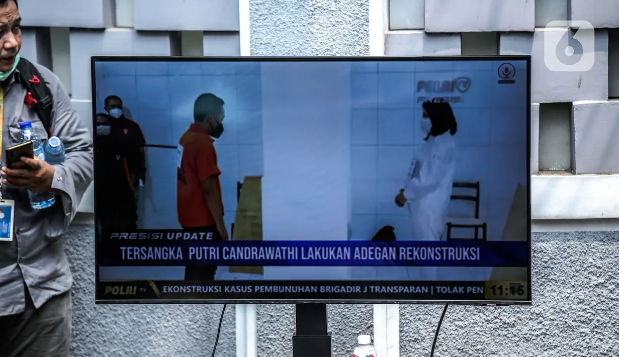 Sebuah layar monitor menayangkan reka adegan saat rekonstruksi kasus dugaan pembunuhan berencana Brigadir J di kawasan Duren Tiga, Jakarta, Selasa (30/8/2022). Lima tersangka dihadirkan dalam Rekontruksi kasus dugaan pembunuhan Brigadir J alias Nofriansyah Yosua Hutabarat. (Liputan6.com/Faizal Fanani)