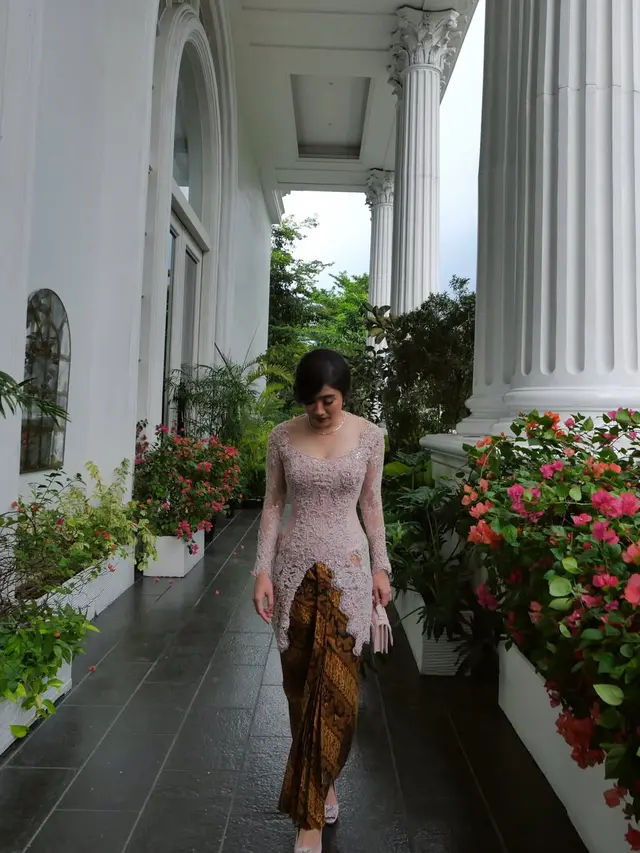 Gaya Febby Rastanty dengan Kebaya Brokat Dusty Pink (Instagram febbyrastanty)