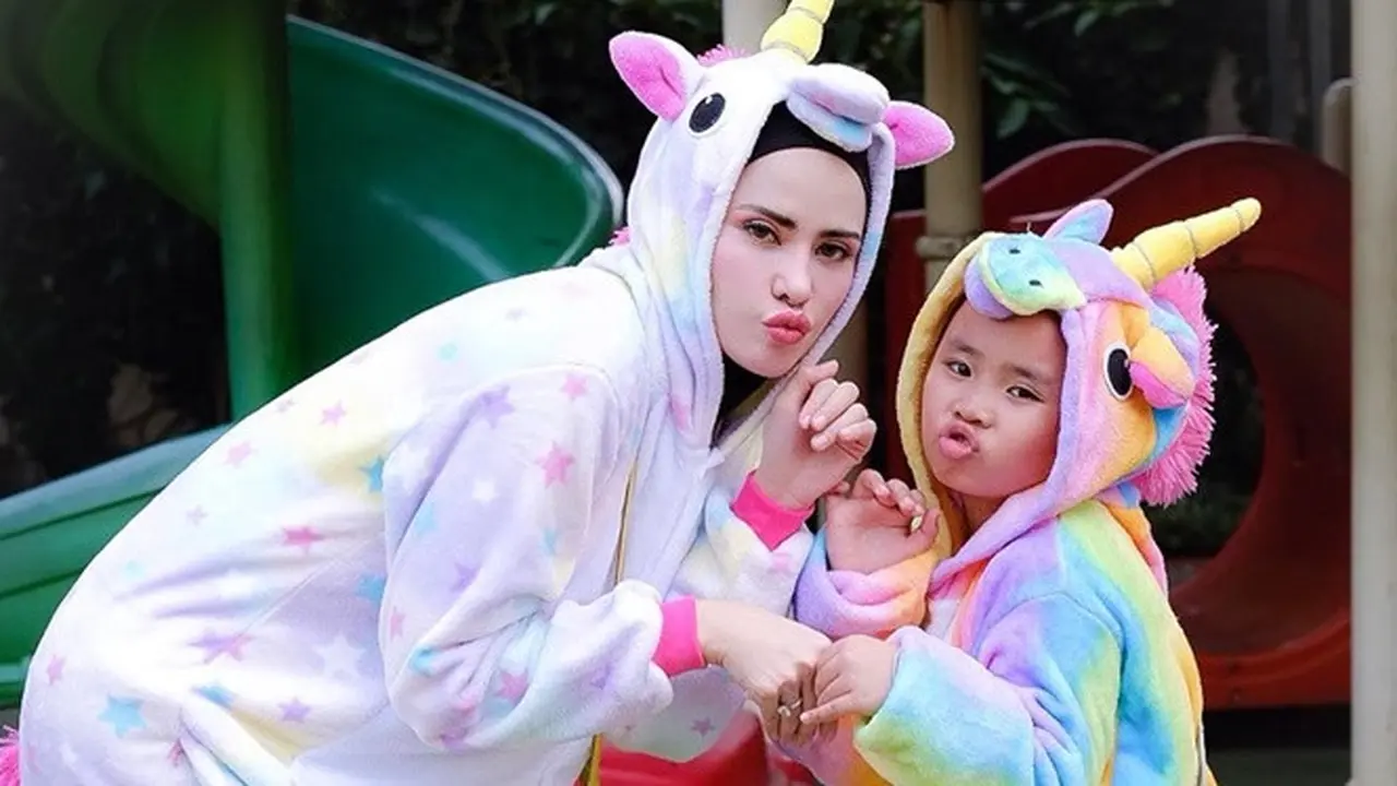 Jarang Tersorot, Ini 7 Momen Manis Angel Lelga dan Sang Putri