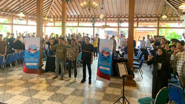 Ratusan anak muda dari Relawan Jateng Muda menyatakan dukungan kepada pasangan calon Gubernur dan Wakil Gubernur Jawa Tengah nomor urut 2, Ahmad Lutfi dan Taj Yasin.