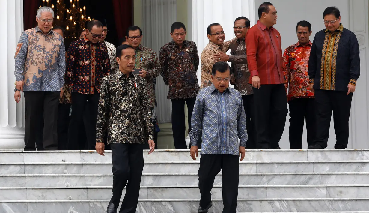 Presiden Joko Widodo dan Wapres Jusuf Kalla bersiap untuk foto bersama dengan sejumlah Menteri Kabinet Kerja Periode 2014-2019 saat acara perpisahan di Istana Negara, Jakarta, Jumat (18/10/2019). (Istimewa)