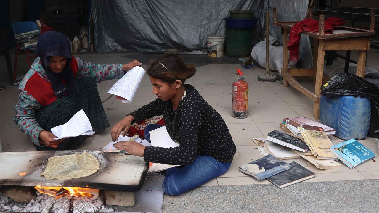 FOTO: Nestapa Warga Gaza:  Memasak dengan Buku Buku Bekas Universitas