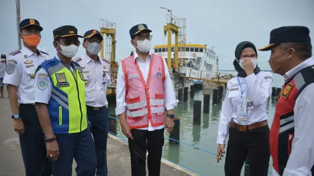 Menteri Perhubungan Budi Karya Sumadi meninjau kesiapan Angkutan Lebaran Tahun 2022 di Pelabuhan Kalianget, Kabupaten Sumenep, Madura, Jawa Timur, Rabu (20/4/2022). (Dok Kemenhub)