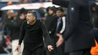 Pelatih AC Milan, Sergio Conceicao memberikan instruksi kepada para pemainnya pada laga final Piala Super Italia 2024/2025 melawan Inter Milan yang berlangsung di Al-Awwal Park, Riyadh, Arab Saudi, Senin (06/01/2025) waktu setempat. (AP Photo/Altaf Qadri)