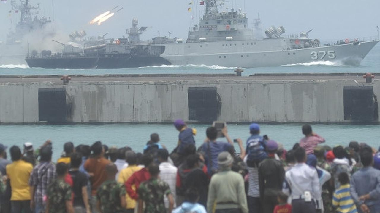 Geladi resik HUT TNI, warga tonton peluncuran rudal dari dekat