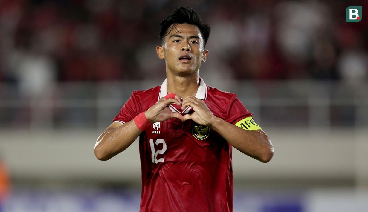 <p>Pratama Arhan menutup kemenangan telak Timnas Indonesia U-23 atas Chinese Taipe dengan memamerkan gestur hati dalam pertandingan Grup K Kualifikasi Piala Asia U-23 2024 yang berlangsung di Stadion Manahan, Solo, Sabtu (9/9/2023). (Bola.com/Arief Bagus Prasetiyo)</p>