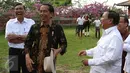 Presiden Joko Widodo (Jokowi) berbincang santai dengan Ketua Umum Partai Gerindra Prabowo Subianto disaksikan Menko Kemaritiman Luhut Pandjaitan usai melakukan pertemuan di kediaman Prabowo di Hambalang, Bogor, Senin (31/10). (Liputan6.com/Faizal Fanani)