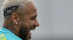 Penyerang Brasil, Neymar tertawa saat mengikuti sesi latihan tim di Sao Paulo, Brasil, Rabu (10/11/2021). Neymar memamerkan aksesori mencolok terbarunya  dengan membuat tato Batman di kepalanya. (AP Photo/Andre Penner)