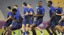 Para pemain Amerika Serikat mengikuti sesi latihan resmi Inggris, di Stadion Al-Gharafa SC, di Doha, Kamis (24/11/2022). Dengan beberapa nama pemain bintang, The Yanks punya peluang yang besar untuk menang. (AP Photo/Ashley Landis)