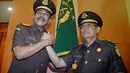 Kepala Pusat Penerangan Hukum Kejagung Setya Arimuladi melakukan salam komando dengan Edi Rakamto yang diangkat menjadi Direktur Penuntutan Pidana Khusus Kejaksaan Agung. Rabu (28/5/14) (Liputan6.com/Johan Tallo)