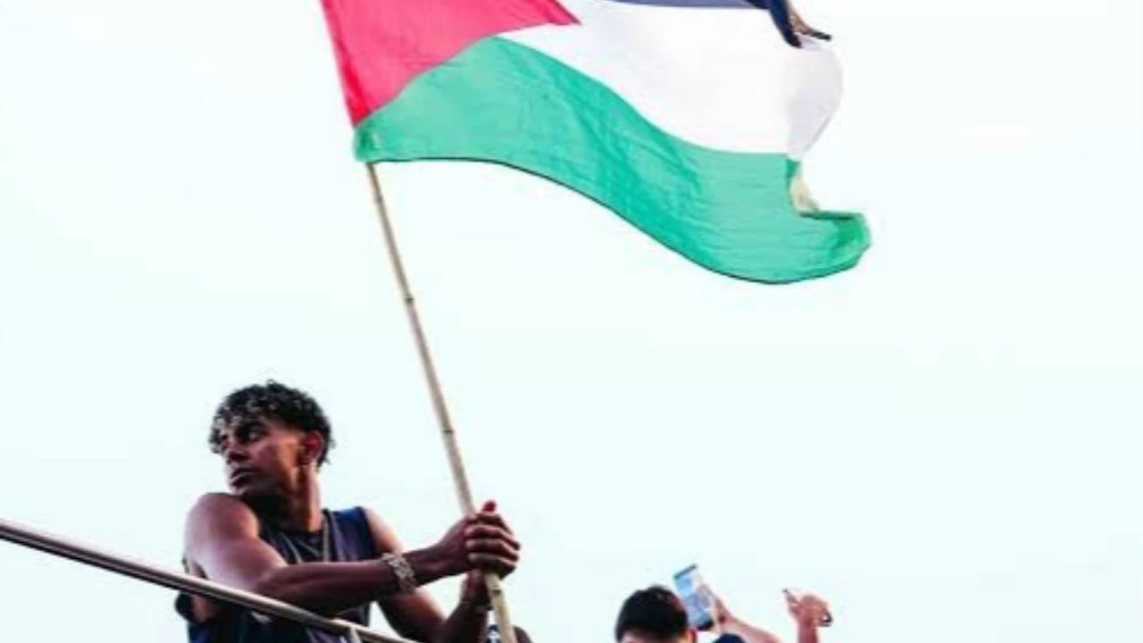 Menteri Israel Kesal Lamine Yamal Kibarkan Bendera Palestina Saat Perayaan Barcelona Juara