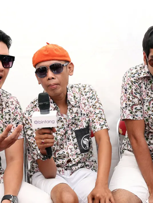 'Sebenarnya saya ogah pakai topi ini, tapi kalau enggak, nih lihat, rambut saya botak' ujar Ucup Nirin di Inbox Awards, Lapangan Marko Brimob Kedunghalang, Bogor, Jawa Barat, Sabtu (26/9/2015). (Wimbarsana Kewas/Bintang.com)