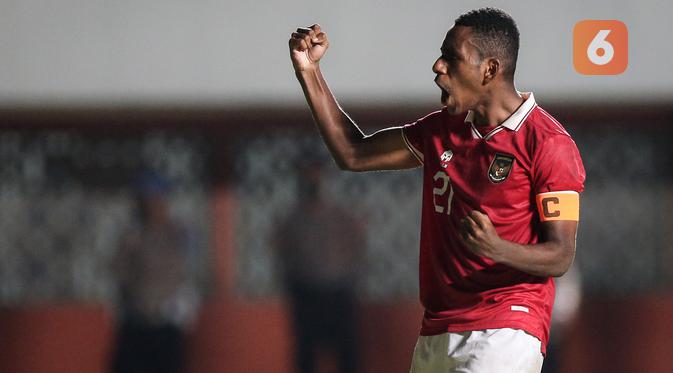 <p>Pemain Timnas Indonesia U-16, Muhammad Iqbal Gwijangge melakukan selebrasi usai sukses menjebol gawang Myanmar U-16 saat adu penalti dalam laga semifinal Piala AFF U-16 2022 antara Indonesia U-16 melawan Myanmar U-16 di Stadion Maguwoharjo, Sleman, Rabu (10/8/2022) malam WIB. (Bola.com/Bagaskara Lazuardi)</p>