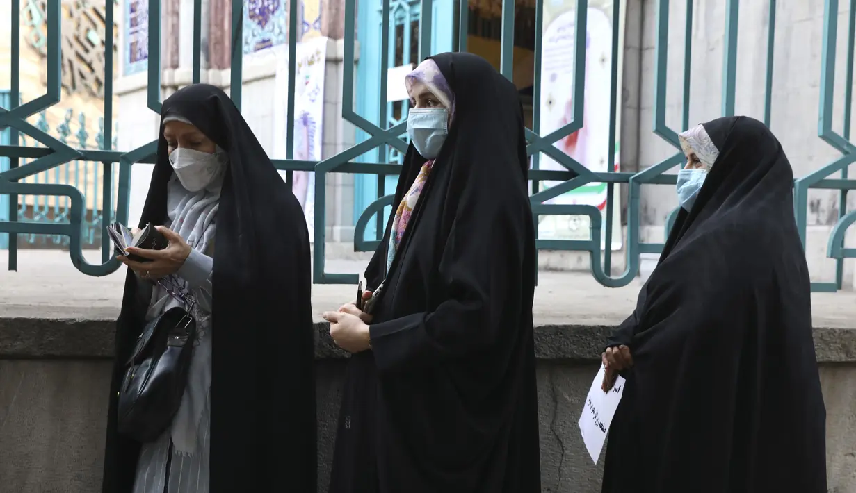 Warga berbaris di luar tempat pemungutan suara sebelum pembukaan untuk pemilihan presiden di Teheran, Iran, Jumat (18/6/2021). Warga Iran mulai memberikan suaranya dalam pemilihan presiden. (AP Photo/Vahid Salemi)