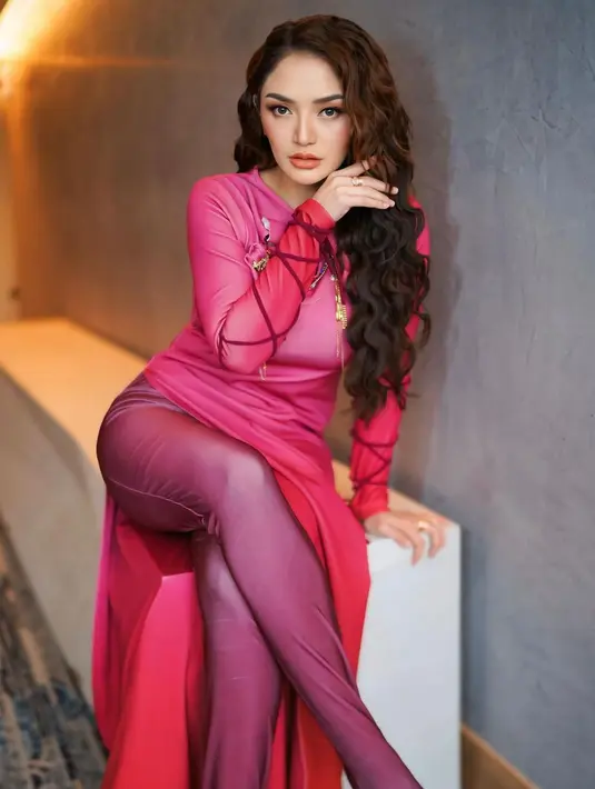 Siti Badriah tampil tak kalah memukau dibalut dress berwarna pink. Dress ini polos dengan slit hingga ke pinggang dan celana ketat yang serasi di dalamnya. [Foto: Instagram/sitibadriahh]