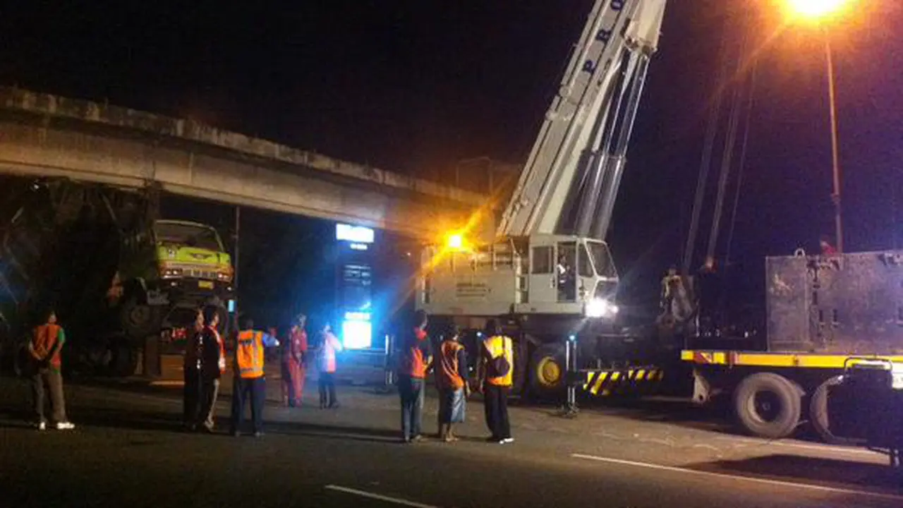 Truk Nyangkut di Jembatan Penyeberangan, Taksi Nyebur Bunderan HI