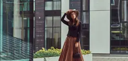 Rok pleats atau rok plisket adalah salah satu fashion item yang punya daya tarik tersendiri. (foto/dok: freepik/fxquardo)