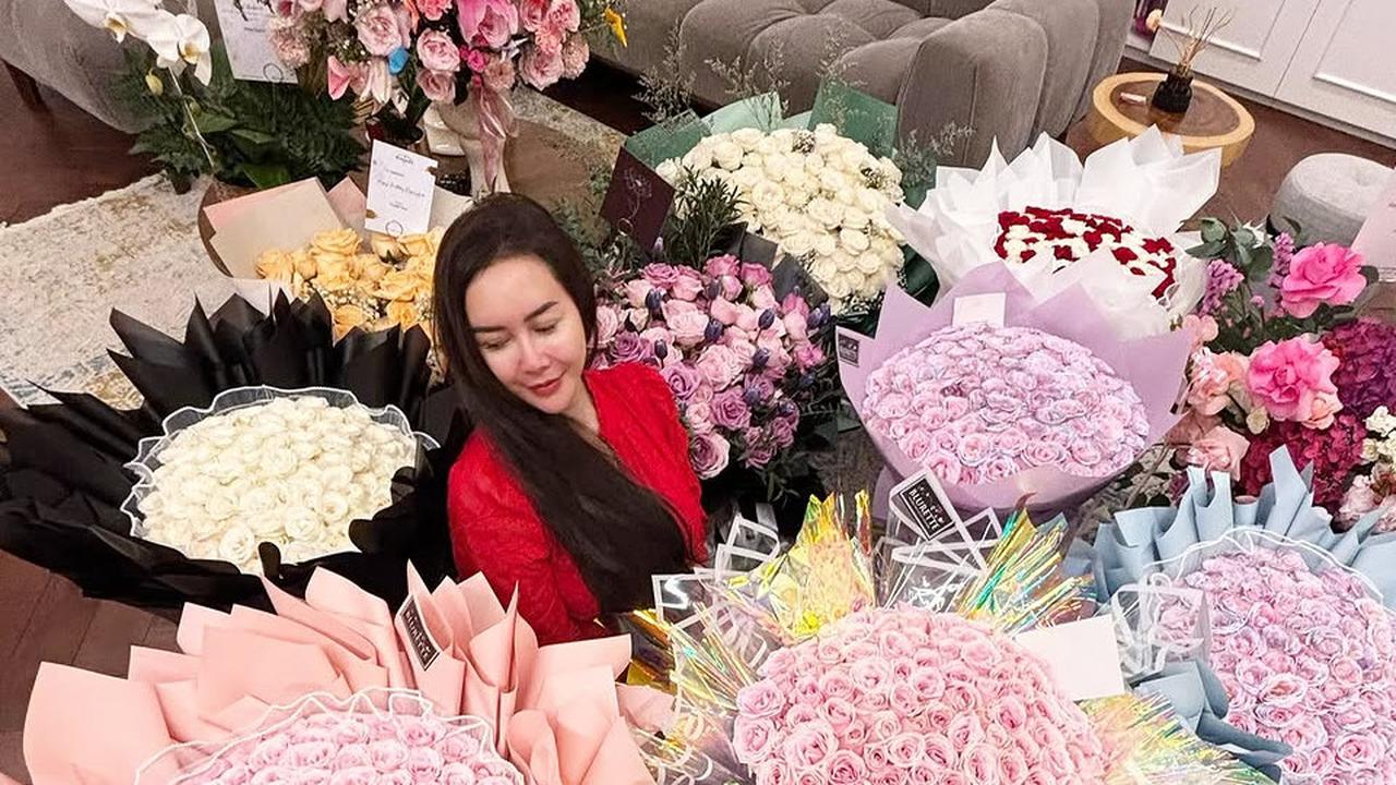 7 Potret Cantik Aura Kasih dengan Gaun Merah Menyala di Momen Ulang ke-38, Banjir Kiriman Buket Bunga Mawar