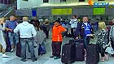 Gumpalan awan abu dari gunung berapi Islandia terus menimbulkan dampak buruk bagi layanan penerbangan. Bandara-bandara di Inggris, Skotlandia, dan Irlandia Utara terpaksa tutup untuk mengantipasi kecelakaan. 