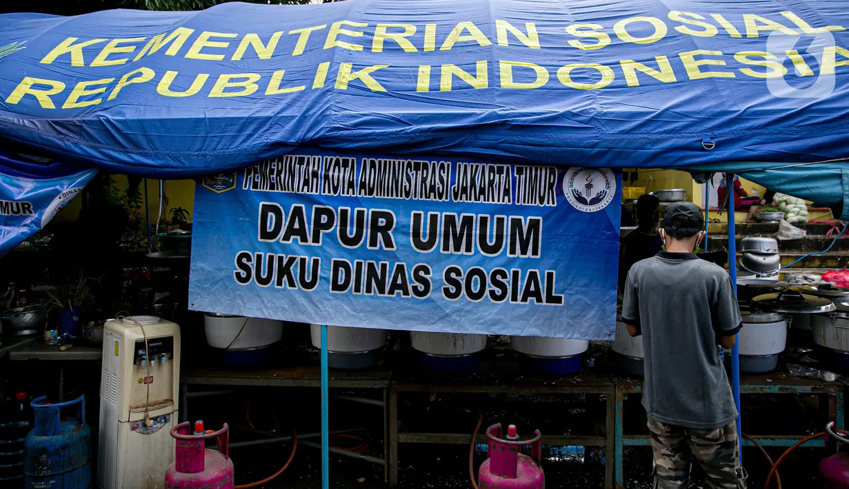 Kondisi Dapur Umum Kementerian Sosial di GOR Otista, Jakarta, Minggu (21/2/2021). Dalam sehari, petugas menyiapkan hingga 6.000 paket nasi kotak yang didistribusikan ke 11 kelurahan terdampak banjir. (Liputan6.com/Faizal Fanani)
