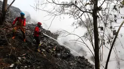 Kebakaran diduga akibat timbunan sampah di area seluas 900 meter persegi yang dibakar. (Liputan6.com/Herman Zakharia)