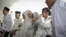 Keluarga menangis saat pemakaman almarhum istri Rasyid Rajasa,  Adara Taista di TPU Tanah Kusir, Jakarta, Senin (21/5). Kabarnya, Adara Taista meninggal dunia karena menderita sakit kanker kulit. (Liputan6.com/Faizal Fanani)