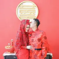 "Penghormatan budaya keluarga isteri (Rangkaian prosesi pernikahan)..... Makasih semua pihak yang telah membantu terlaksana nya wedding impian kami menjadi nyata 🙏🏻 ," tulis vickyprasetyo777. (Instagram/vickyprasetyo777)