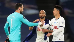 Penjaga gawang Hugo Lloris dan Son Heung-min (CATHERINE IVILL / POOL / AFP)
