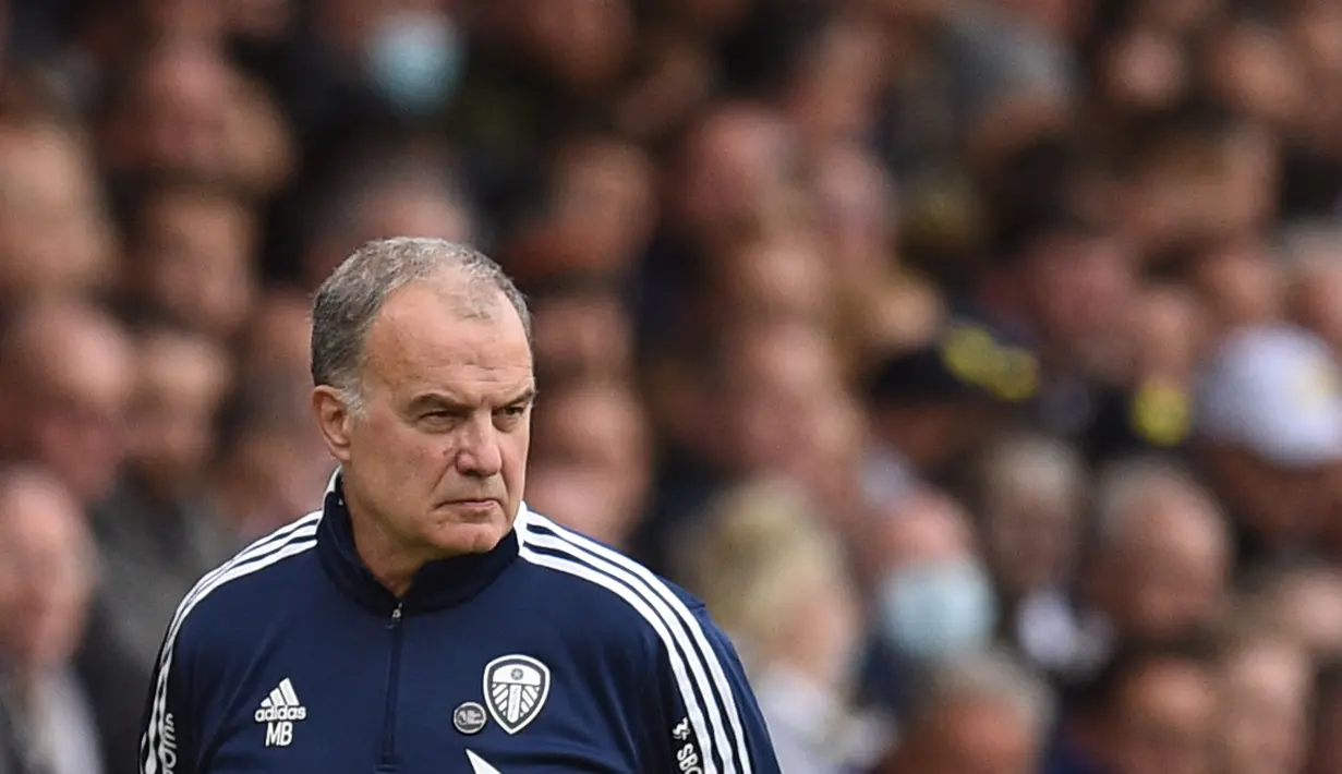 Marcelo Bielsa - Guru Pep Guardiola ini mulai menahkodai Leeds United sejak Juli 2018. Di bawah kendalinya, Leeds United mampu bersaing di Premier League dan menjadi momok bagi klub-klub papan atas Liga Inggris. (AFP/Oli Scarff)