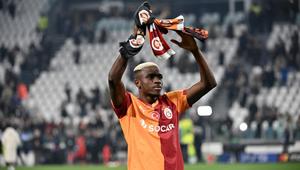 Penyerang Galatasaray asal Nigeria bernomor punggung 45, Victor Osimhen, merayakan golnya setelah pertandingan leg kedua babak play-off babak gugur Liga Champions antara Juventus FC dan Galatasaray SK di stadion Allianz di Turin, pada 26 Februari 2026.
(Isabella BONOTTO/AFP)