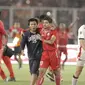 Seorang Jakmania menerobos lapangan saat merayakan kemenangan Persija Jakarta atas Bali United pada final Piala Presiden di SUGBK, Jakarta, Sabtu (17/2/2018). Persija menang 3-0 atas Bali United. (Bola.com/M Iqbal Ichsan)