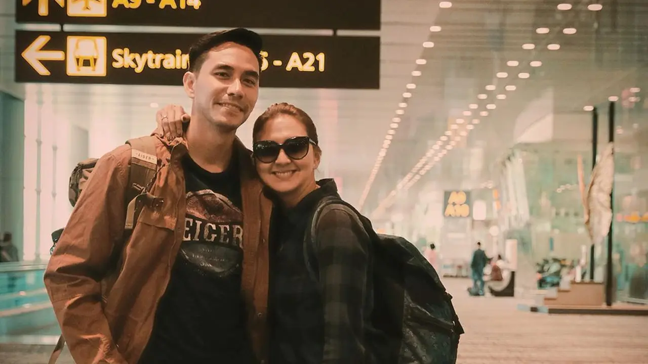 Darius Sinathrya dan Istri