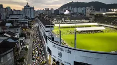 Warga berbondong-bondong ke markas Santos untuk memberikan penghormatan terakhir kepada legenda sepakbola Brasil, Pele. (AP Photo/Matias Delacroix)