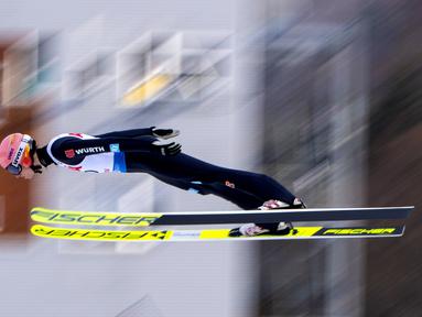 Karl Geiger menempati peringakt ketiga saat berkompetisi di ajang Kejuaraan Ski Jumping putra di Rasnov, Romania. (Foto: AP/Raed Krishan)
