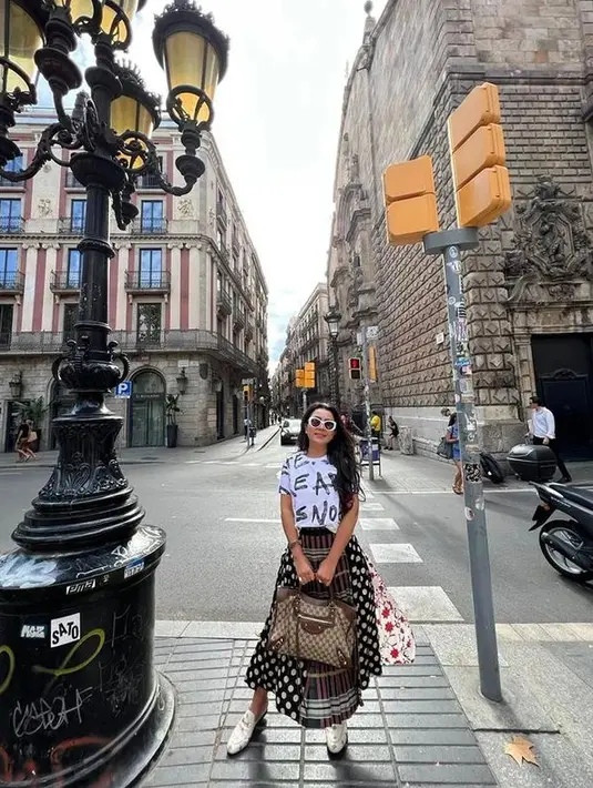 Sebelum ke Venesia, Mayang terlebih dulu ke Swiss. Setelah itu ia mampir ke beberapa kota, salah satunya Barcelona. (instagram.com/mayangsari_official)