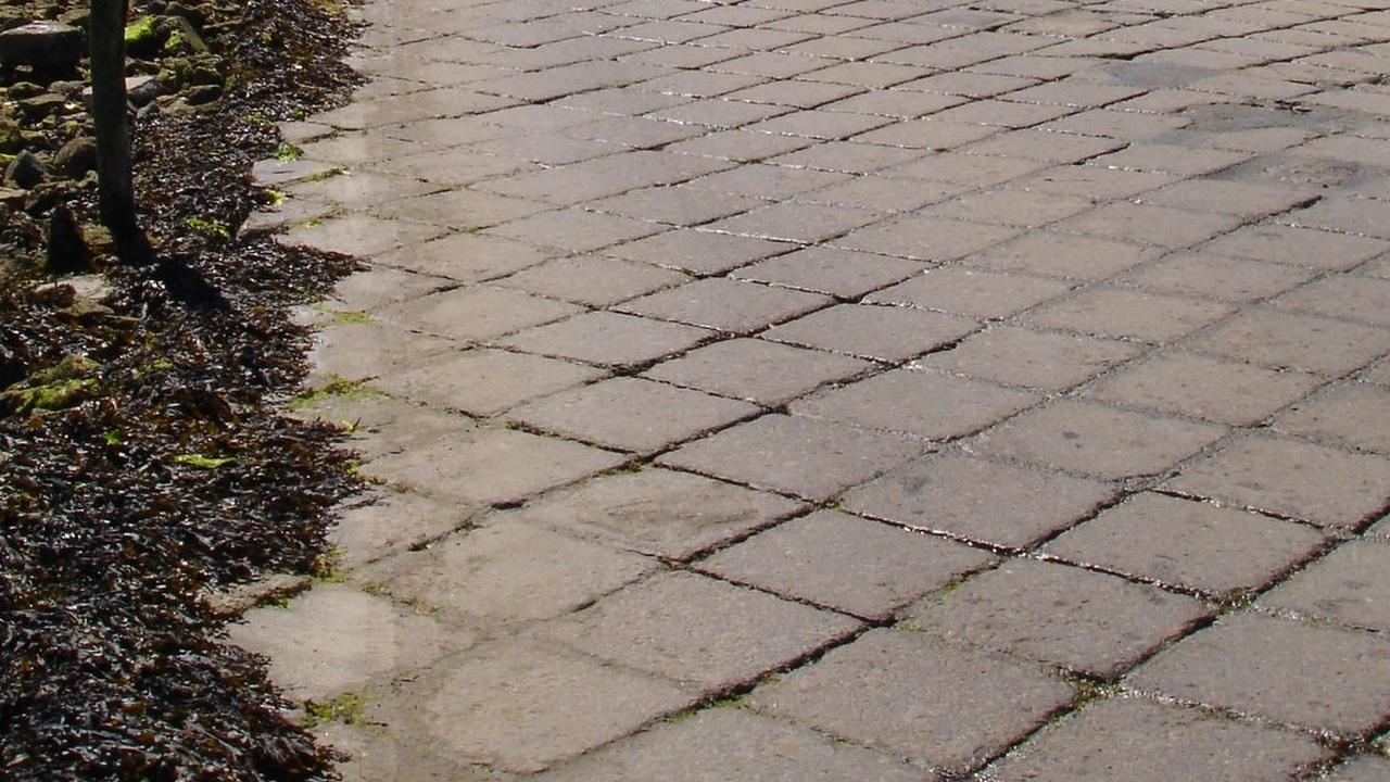 Pemerintah setempat juga telah memasang peringatan di kedua ujung jalan untuk memberi info kapan jalan itu bisa dilintasi. <br>