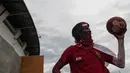 Seorang suporter yang mewarnai tubuhnya merah putih berpose sebelum menonton Timnas Indonesia yang akan bertanding melawan Vietnam di Stadion Pakansari, Jawa Barat, Sabtu (3/12/2016). (Bola.com/Vitalis Yogi Trisna)