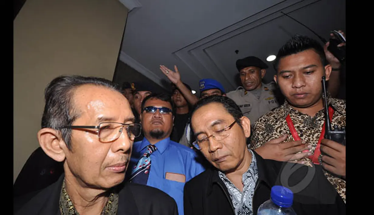 Pimpinan KPK, Zulkarnaen dan Adnan Pandu Praja dipaksa sejumlah petugas meninggalkan Kantor Mabes Polri untuk bertemu dengan Wakapolri Badrodin Haiti, Jakarta, Jumat (23/1/2015). (Liputan6.com/Miftahul Hayat)