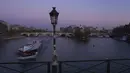 Pemandangan Ile de la Cite, salah satu dari dua pulau alami di tengah sungai Seine yang diambil dari jembatan Pont des Arts di kota Paris pada 25 Februari 2019. Pulau ini dekat dengan landmark dan tempat wisata terkenal lain di Paris. (Eric Feferberg/AFP)
