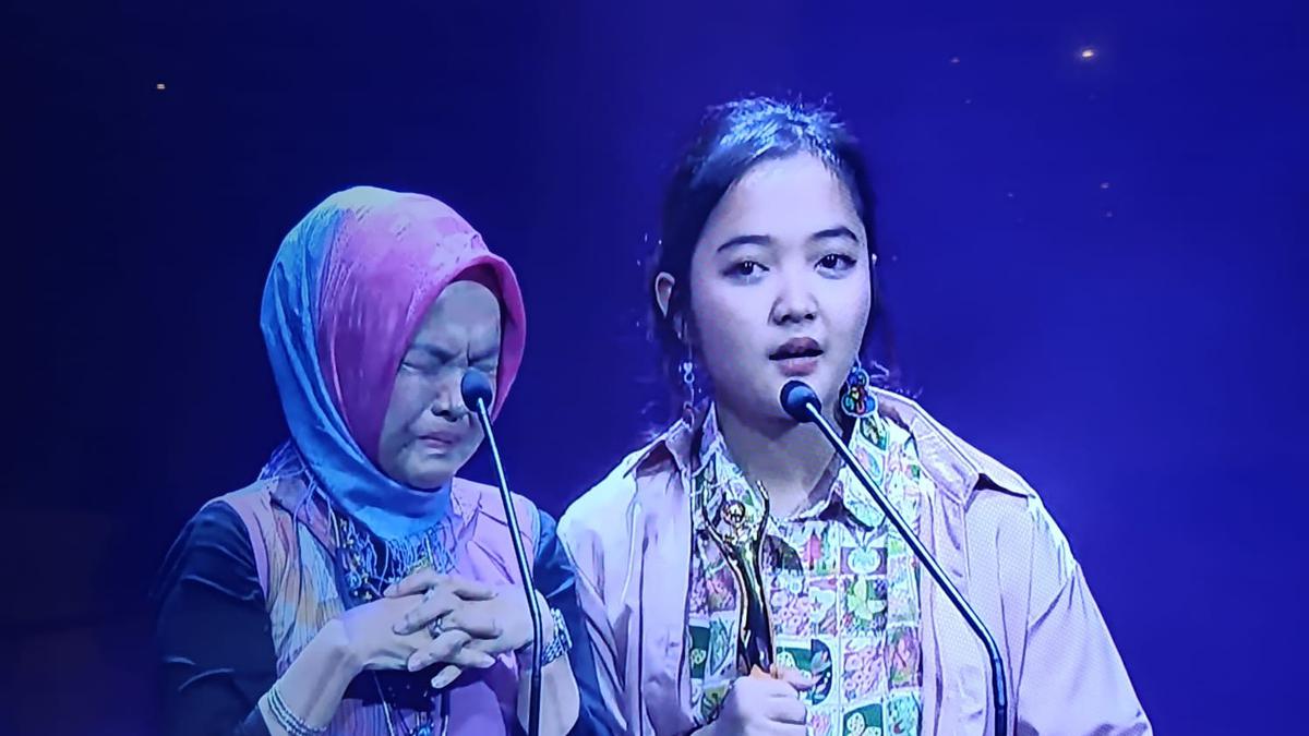 Ibunda Gustiwiw Menangis Terima Piala AMI Awards 2025, Ungkap Mendiang Ikut Wujudkan Mimpinya