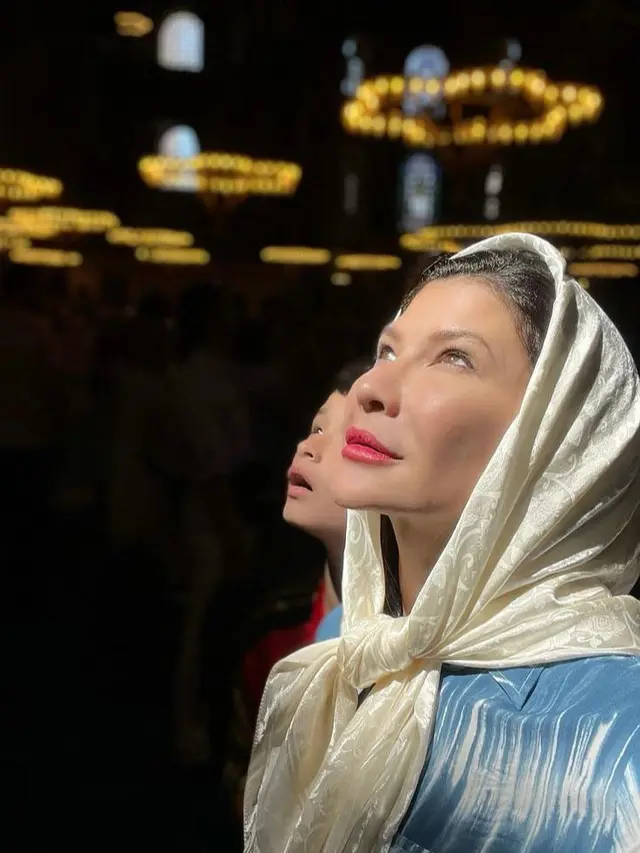 8 Potret Menawan Tamara Bleszynski Pakai Kerudung saat Liburan di Turkiye