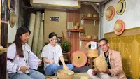 Mahasiswa bareng Masyarakat Buniayu Tangerang Dorong UMKM Produksi Anyaman Go Internasional