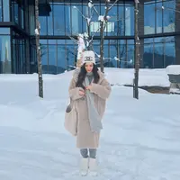 Salah satu potret memperlihatkan Cathy tampil memukau dengan wool coat berwarna cream. Ia memadukannya dengan inner dan syal abu-abu yang memberikan kesan hangat sekaligus mewah. Penampilan ini tampak sempurna untuk berjalan-jalan di tengah dinginnya cuaca Jepang. [@cathysharon].