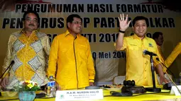 Ketua Umum Terpilih Golkar Periode 2016-2019 Setya Novanto (kanan) memberikan salam di DPP Golkar, Jakarta, Senin (30/5). Kepengurusan tersebut bakal diumumkan langsung oleh Ketua Umum Partai Golkar Setya Novanto. (Liputan6.com/Helmi Afandi)