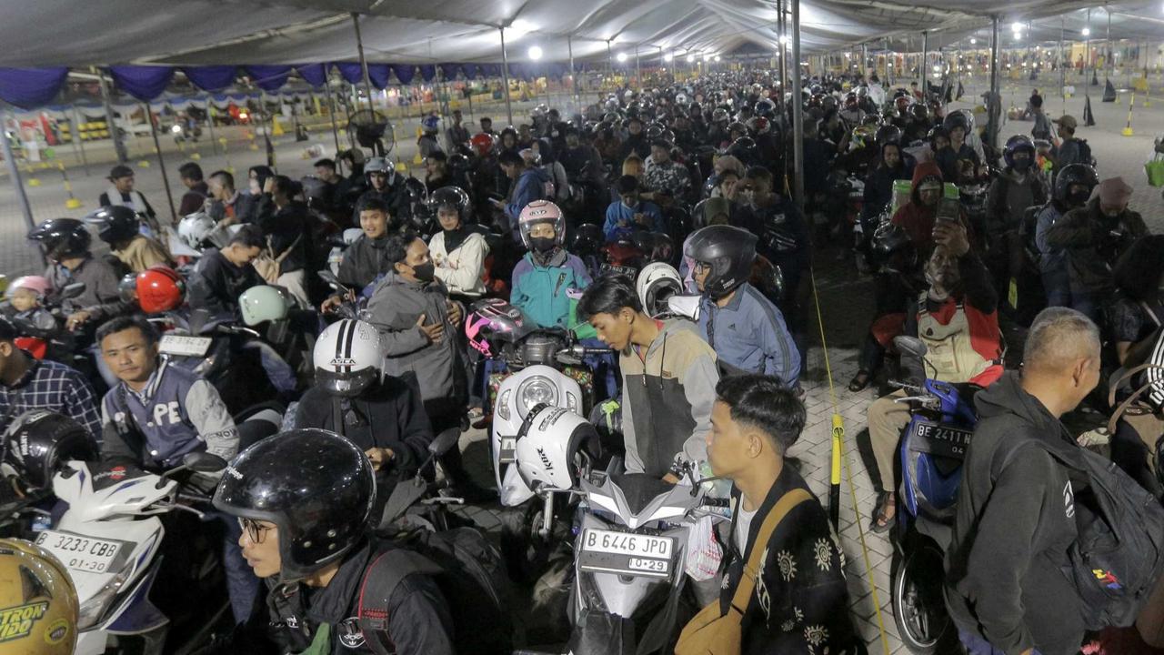 Antrean Pemudik Motor Padati Pelabuhan Ciwandan Banten